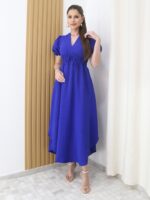 Vestido Duna Tabata com decote V e mangas curtas, ajuste regular e caimento longo, feito em poliéster e algodão, ideal para looks elegantes e confortáveis.