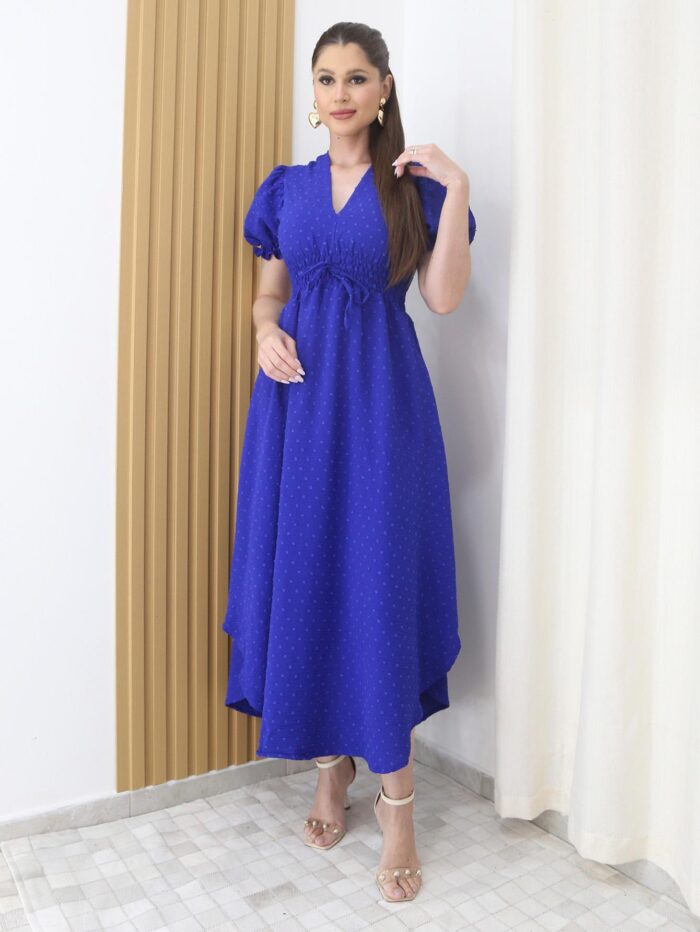 Vestido Duna Tabata com decote V e mangas curtas, ajuste regular e caimento longo, feito em poliéster e algodão, ideal para looks elegantes e confortáveis.