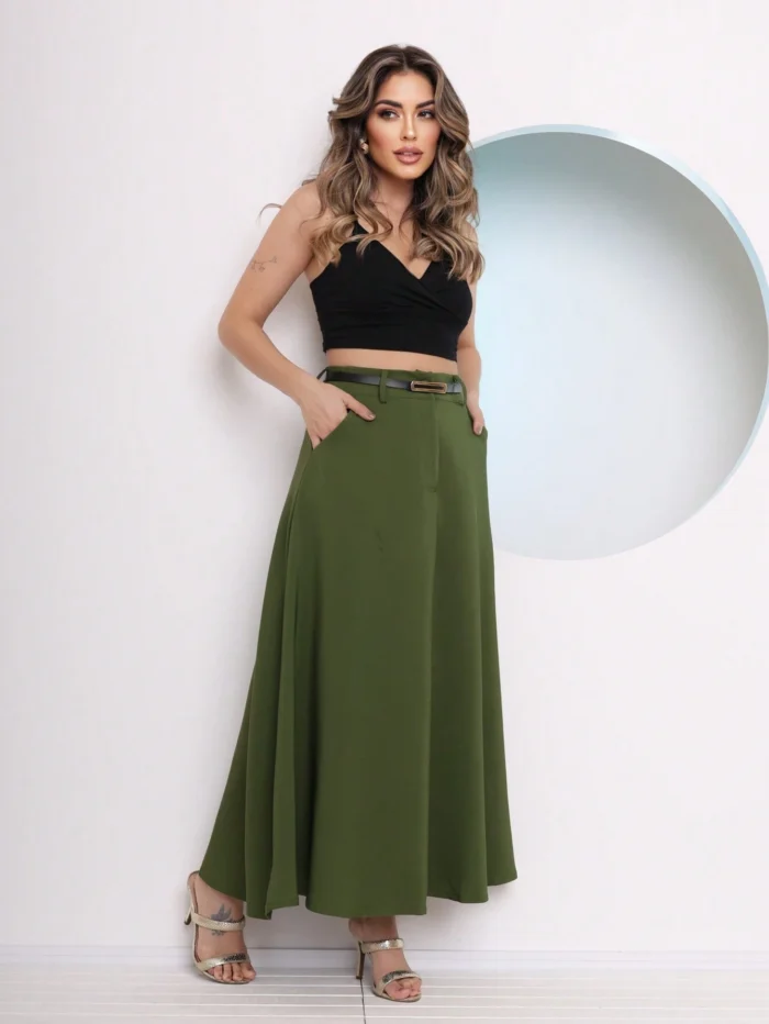 Saia longa Valentina, sem estampa, com cinto e detalhes de corrente. Feita de poliéster, oferece caimento solto e cintura alta, perfeita para looks sofisticados.