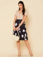 Saia midi evangélica plissada com estampa floral, cintura alta e tecido leve. Ideal para um visual casual e elegante em diferentes ocasiões.