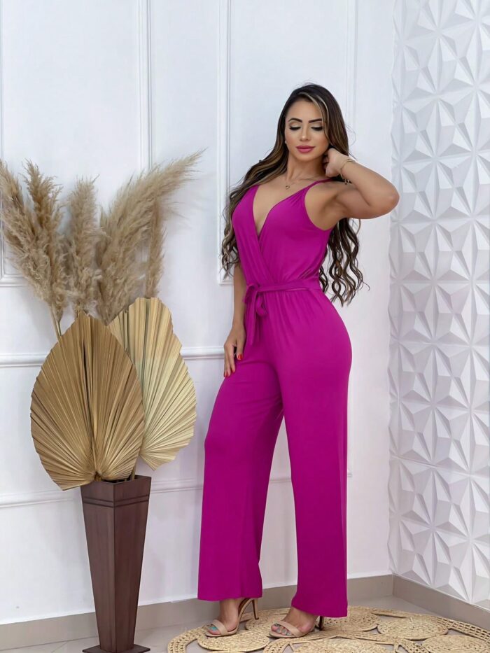 Macacão feminino Mônica transpassado, sem estampa, com alças finas e cintura alta. Feito de viscose, leve e confortável, perfeito para looks casuais.