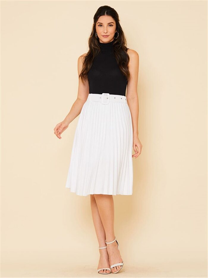 Saia midi Nara com cinto de ilhó e plissados, confeccionada em Helanca Light. Ideal para um visual casual e sofisticado, com cintura alta e sem estampa.