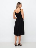 Vestido casual Stefany, suspensório com cintura alta e bainha alargada. Design minimalista sem estampa, ideal para ocasiões casuais e confortáveis.