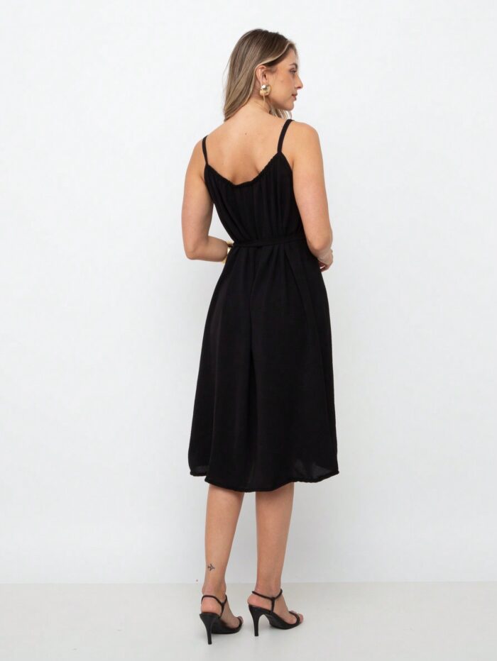 Vestido casual Stefany, suspensório com cintura alta e bainha alargada. Design minimalista sem estampa, ideal para ocasiões casuais e confortáveis.