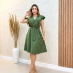 Vestido Renata liso com decote V, mangas esvoaçantes e caimento fluido. Peça casual e elegante, perfeita para diversas ocasiões.