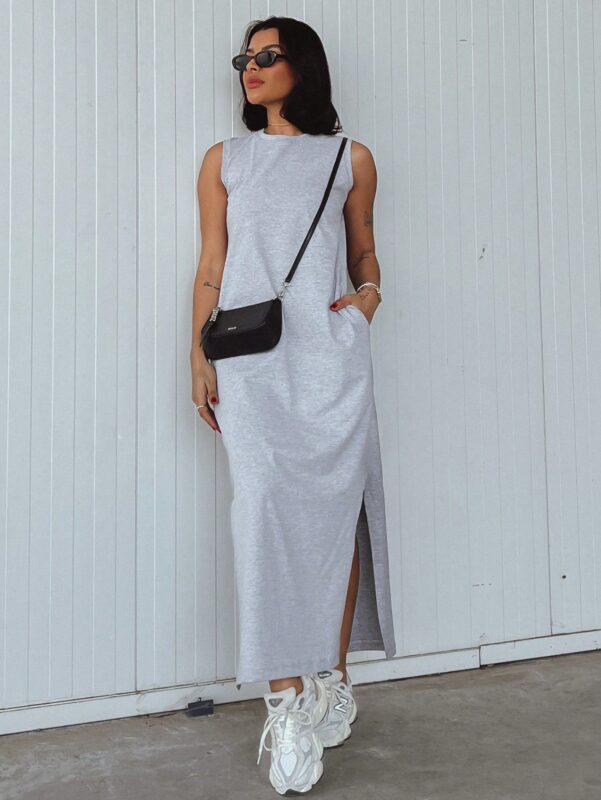 Vestido longo Patricia, sem mangas e com caimento justo. Feito de tecido flexível, proporciona elegância e conforto para ocasiões modernas.