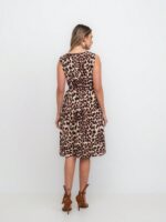 Vestido Karmille, estilo boho com estampa geométrica e onça. Decote U, sem mangas, curto e em viscose. Confortável e moderno para dias quentes.