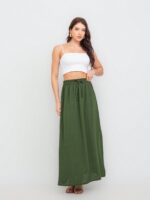 Saia Fátima com fenda lateral, babado e cintura alta. Feita de viscose, disponível em estampas tropicais ou sem estampa, ideal para looks casuais.