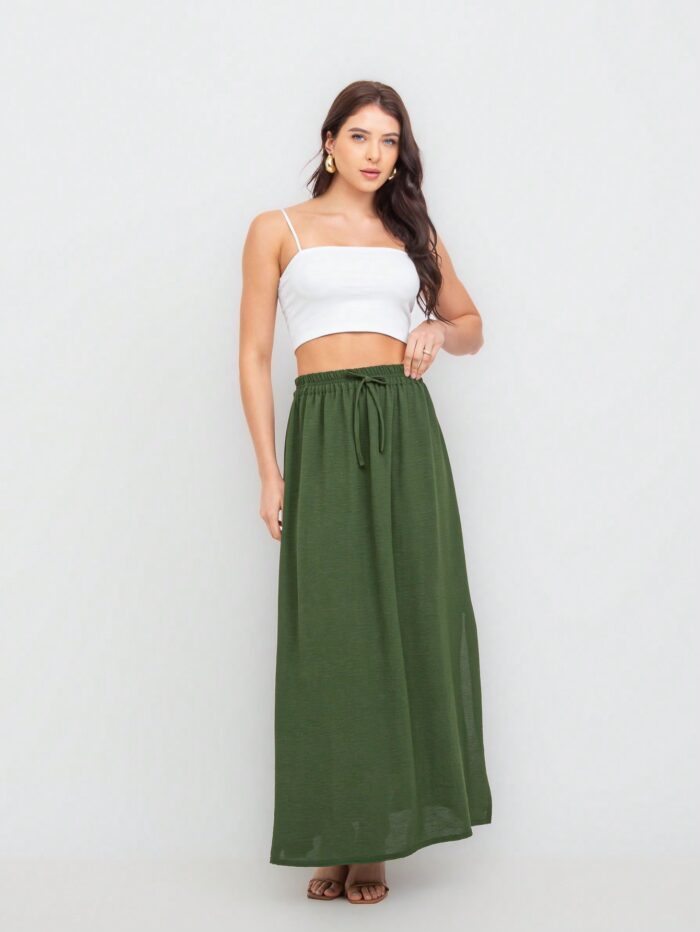 Saia Fátima com fenda lateral, babado e cintura alta. Feita de viscose, disponível em estampas tropicais ou sem estampa, ideal para looks casuais.