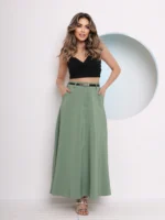 Saia longa Valentina, sem estampa, com cinto e detalhes de corrente. Feita de poliéster, oferece caimento solto e cintura alta, perfeita para looks sofisticados.