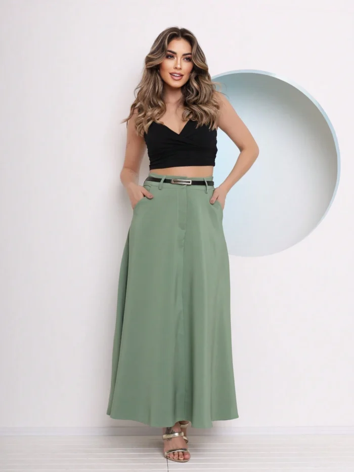 Saia longa Valentina, sem estampa, com cinto e detalhes de corrente. Feita de poliéster, oferece caimento solto e cintura alta, perfeita para looks sofisticados.