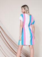 Vestido curto listrado Analice, estilo túnica com cintura natural. Feito de poliéster e elastano, confortável e ideal para looks casuais.