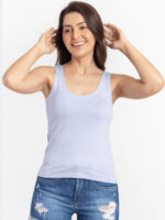 Blusa regata Fábia com alças largas e bainha assimétrica, ideal para um visual casual e moderno.
