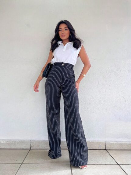 Calça pantalona listrada com cintura alta e ajuste regular. Tecido de alfaiataria, perfeita para looks casuais e sofisticados.