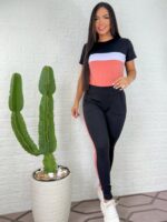 Conjunto feminino Ingrid com blusa listrada e calça com risca lateral, confeccionado em poliéster e elastano. Perfeito para um visual casual e moderno.