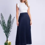 Saia longa Antonieta com plissados e cintura alta, feita de 100% elastano. Sem estampa, versátil para combinações e ideal para um visual casual.