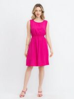 Vestido Anielle, sem mangas, com gola redonda e cintura alta. Cor verde militar, leve e respirável, feito de viscose, perfeito para dias quentes e looks casuais.