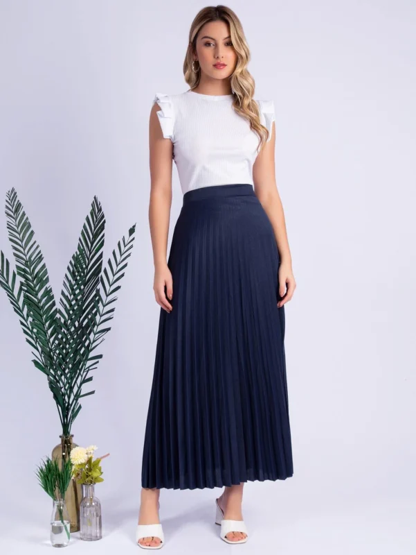 Saia longa Antonieta com plissados e cintura alta, feita de 100% elastano. Sem estampa, versátil para combinações e ideal para um visual casual.