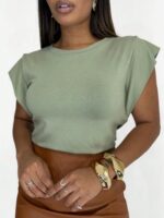 Blusa feminina sem mangas em viscolycra Amora, cor marsala, com gola redonda e detalhes dobrados, ideal para um look casual e elegante.
