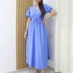 Vestido Duna Tabata com decote V e mangas curtas, ajuste regular e caimento longo, feito em poliéster e algodão, ideal para looks elegantes e confortáveis.