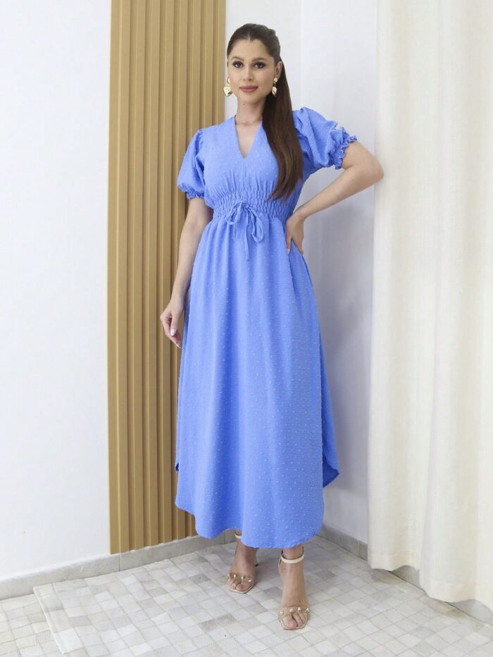 Vestido Duna Tabata com decote V e mangas curtas, ajuste regular e caimento longo, feito em poliéster e algodão, ideal para looks elegantes e confortáveis.