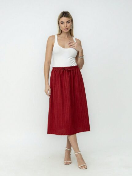 Saia casual Dalila de viscose, formato A e cintura alta. Sem estampa, leve e fresca, com comprimento midi, perfeita para looks confortáveis e versáteis.