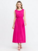 Vestido Stefany, sem mangas, com gola redonda e caimento leve. Modelo versátil em cor lisa, perfeito para looks casuais e confortáveis, com bainha alargada.
