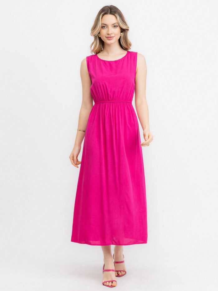 Vestido Stefany, sem mangas, com gola redonda e caimento leve. Modelo versátil em cor lisa, perfeito para looks casuais e confortáveis, com bainha alargada.