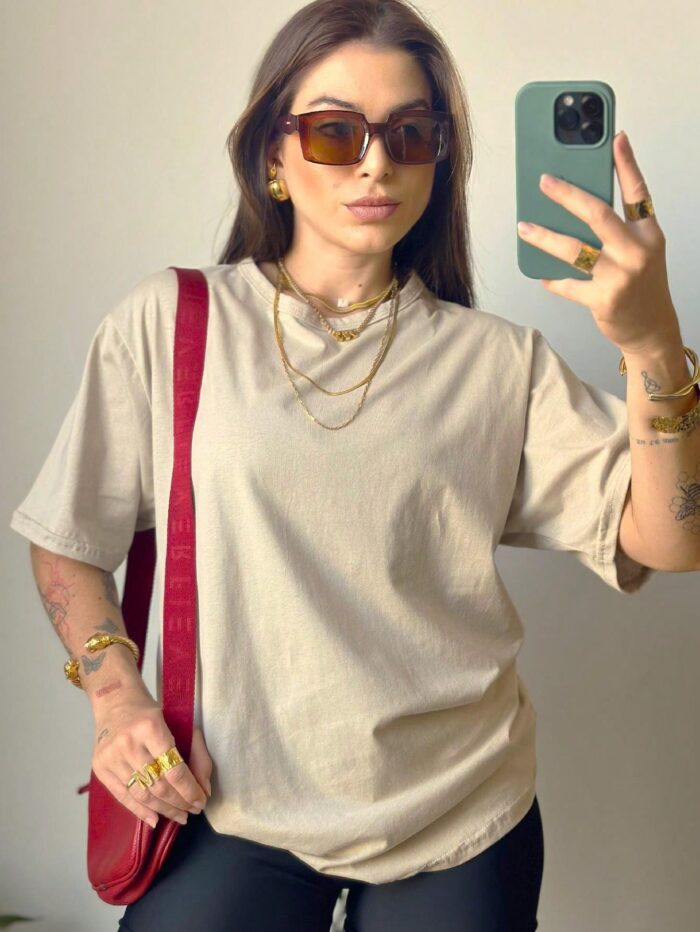 Blusa feminina T-shirt Lorrane, com manga curta e gola redonda. Feita de algodão, ideal para looks casuais e confortáveis no dia a dia.