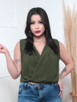 Blusa feminina transpassada Evelyn, decote V e sem mangas, em poliéster. Comprimento cropped, prática e perfeita para dias quentes e looks descontraídos.