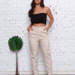 Calça feminina pantalona Olívia, cintura alta e perna reta, sem estampa. Confortável e versátil, ideal para looks casuais e elegantes.