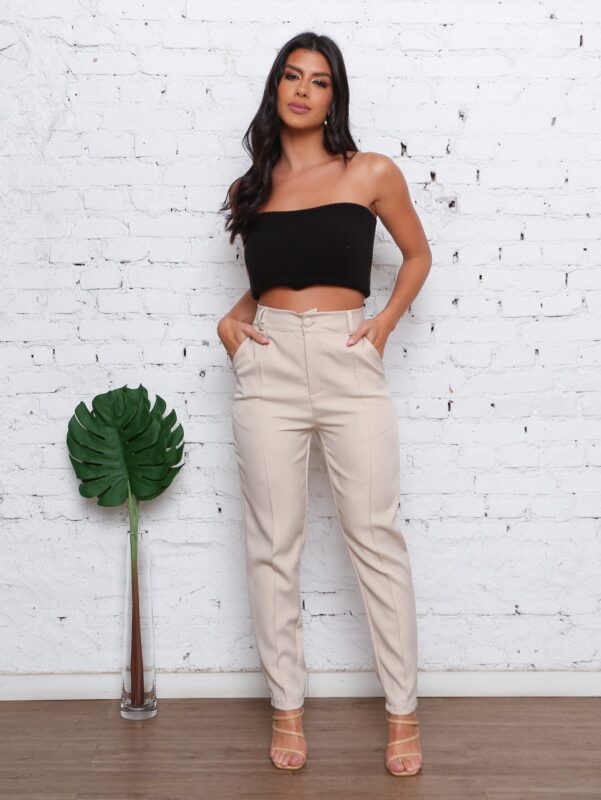 Calça feminina pantalona Olívia, cintura alta e perna reta, sem estampa. Confortável e versátil, ideal para looks casuais e elegantes.