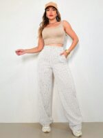 Calça feminina listrada Wania, com perna reta e cintura alta. Confortável e moderna, feita de poliéster leve em tons de verde. Ideal para o cotidiano.