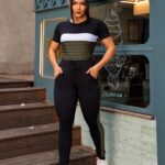 Conjunto feminino Yara em suede, com estampa listrada, top moderno e legging confortável. Funcional e ideal para o dia a dia.