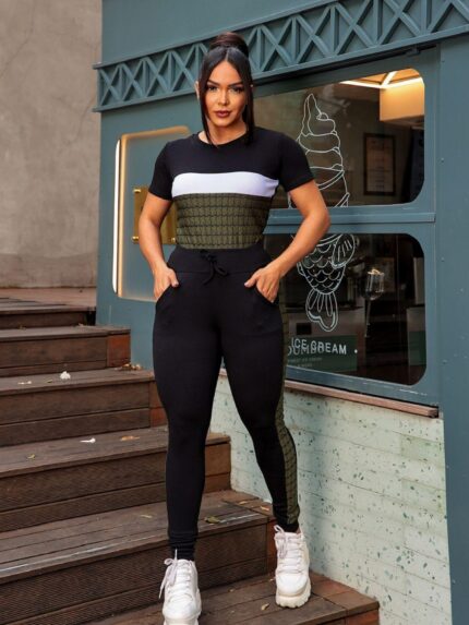 Conjunto feminino Yara em suede, com estampa listrada, top moderno e legging confortável. Funcional e ideal para o dia a dia.