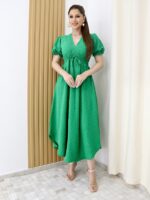 Vestido Duna Tabata com decote V e mangas curtas, ajuste regular e caimento longo, feito em poliéster e algodão, ideal para looks elegantes e confortáveis.