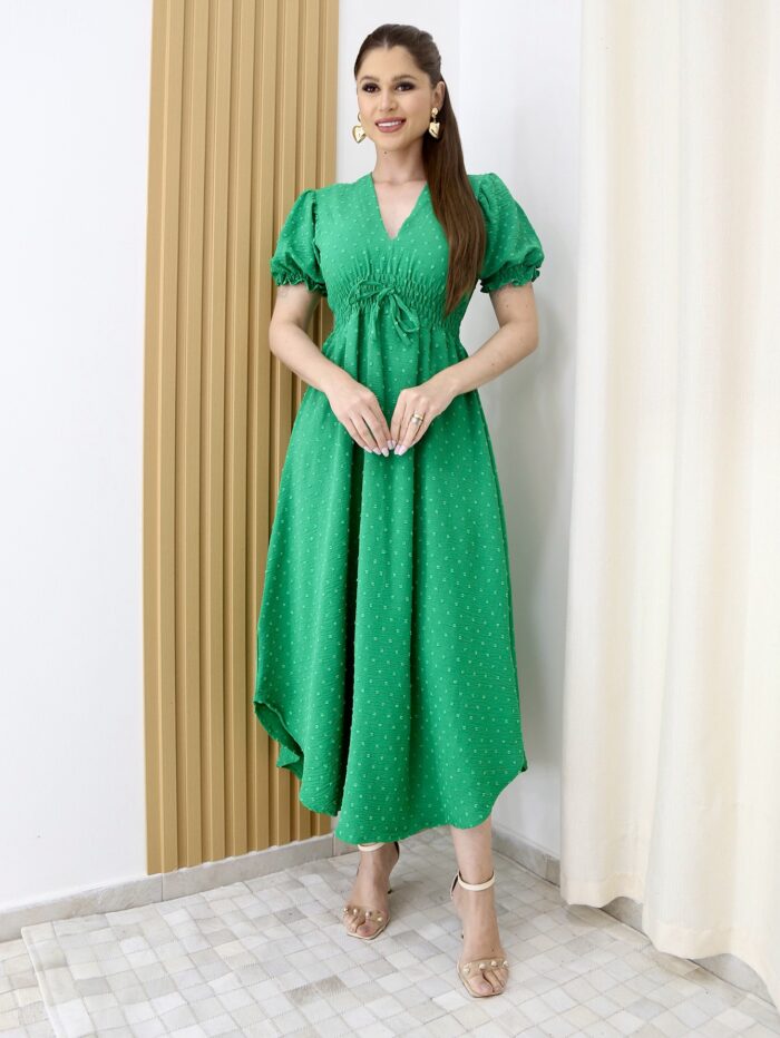 Vestido Duna Tabata com decote V e mangas curtas, ajuste regular e caimento longo, feito em poliéster e algodão, ideal para looks elegantes e confortáveis.