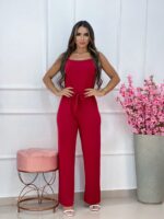 Macacão feminino Mônica transpassado, sem estampa, com alças finas e cintura alta. Feito de viscose, leve e confortável, perfeito para looks casuais.