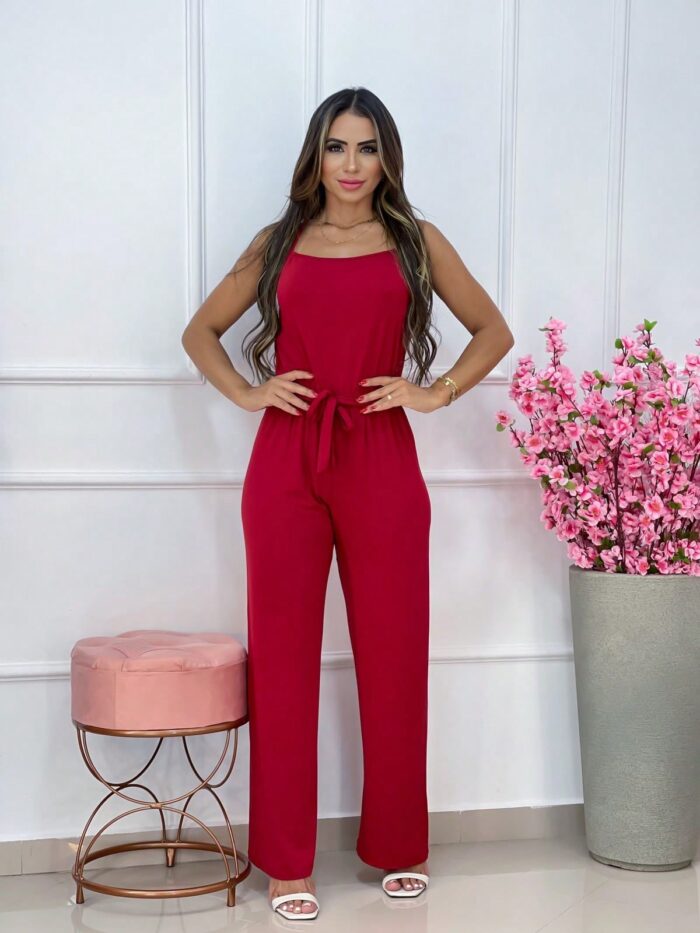 Macacão feminino Mônica transpassado, sem estampa, com alças finas e cintura alta. Feito de viscose, leve e confortável, perfeito para looks casuais.