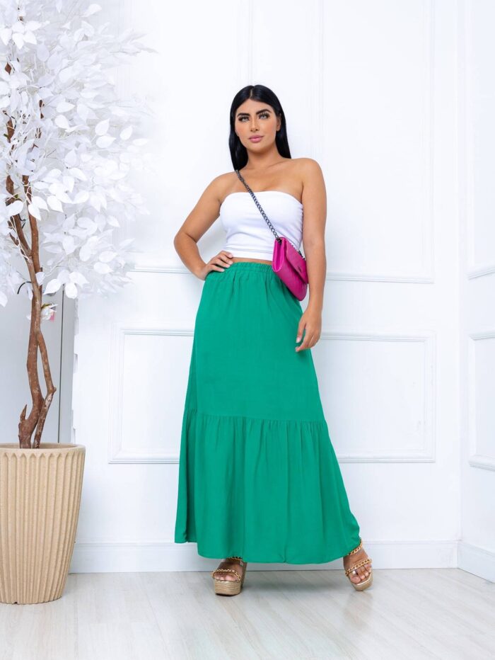 Saia longa Joana em viscolinho com cintura alta e babados, ideal para looks boho. Sem estampa, leve e fluida, perfeita para dias quentes e visuais elegantes.