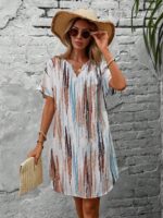 Vestido túnica Teresa com design tribal, decote V, mangas morcego e caimento regular. Perfeito para looks boho modernos e casuais. Feito de poliéster com elastano.