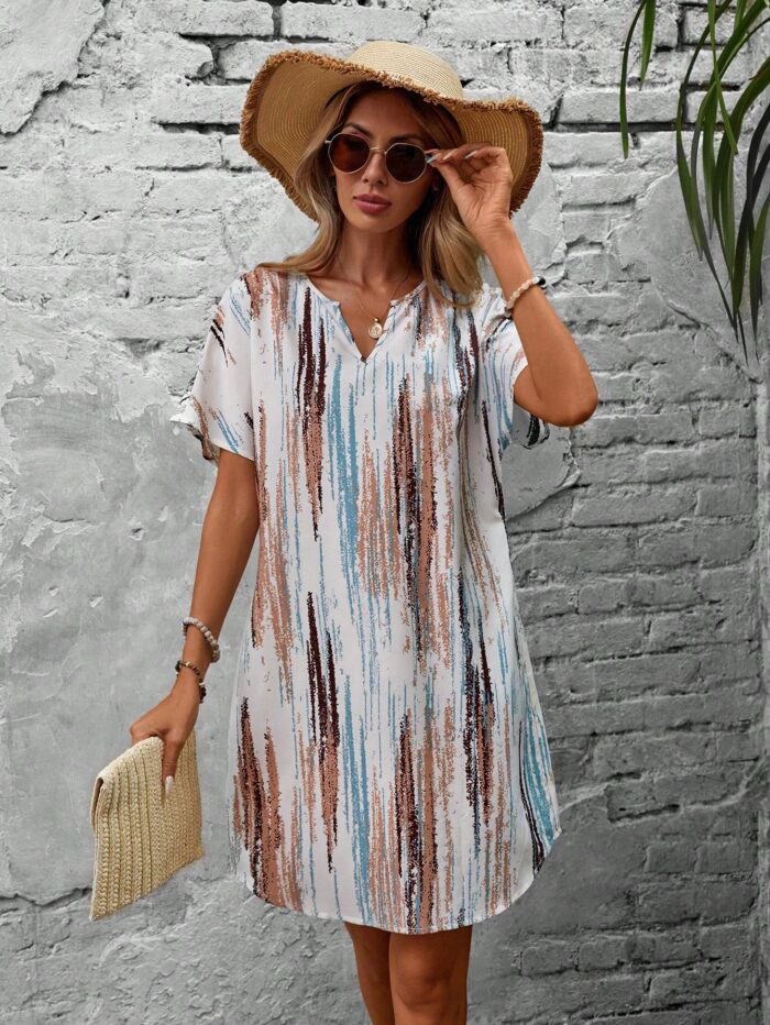 Vestido túnica Teresa com design tribal, decote V, mangas morcego e caimento regular. Perfeito para looks boho modernos e casuais. Feito de poliéster com elastano.
