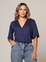 Blusa feminina transpassada Maria, com detalhe cruzado e mangas esvoaçantes. Perfeita para um look casual e elegante, feita em viscose e elastano, com caimento solto.