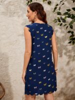 Vestido casual Alexa com estampa de borboletas, decote gota, sem mangas, em tecido azul marinho. Ajuste regular, perfeito para looks descontraídos e confortáveis.