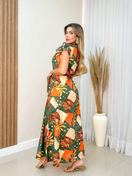 Vestido estampa tropical Sheila com decote V e cintura alta. Modelo cruzado, mangas leves e bainha alargada. Perfeito para ocasiões especiais ou momentos casuais.