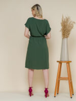 Vestido de viscose Amélia, com cinto e mangas morcego. Design simples e confortável, com bainha reta e tecido leve. Perfeito para um visual casual e moderno
