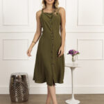 Vestido midi Janaina sem mangas, com cintura alta e design suspensório. Feito de poliéster, oferece caimento fluido e confortável. Versátil para diversas ocasiões.