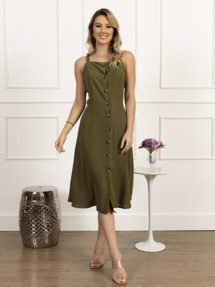 Vestido midi Janaina sem mangas, com cintura alta e design suspensório. Feito de poliéster, oferece caimento fluido e confortável. Versátil para diversas ocasiões.