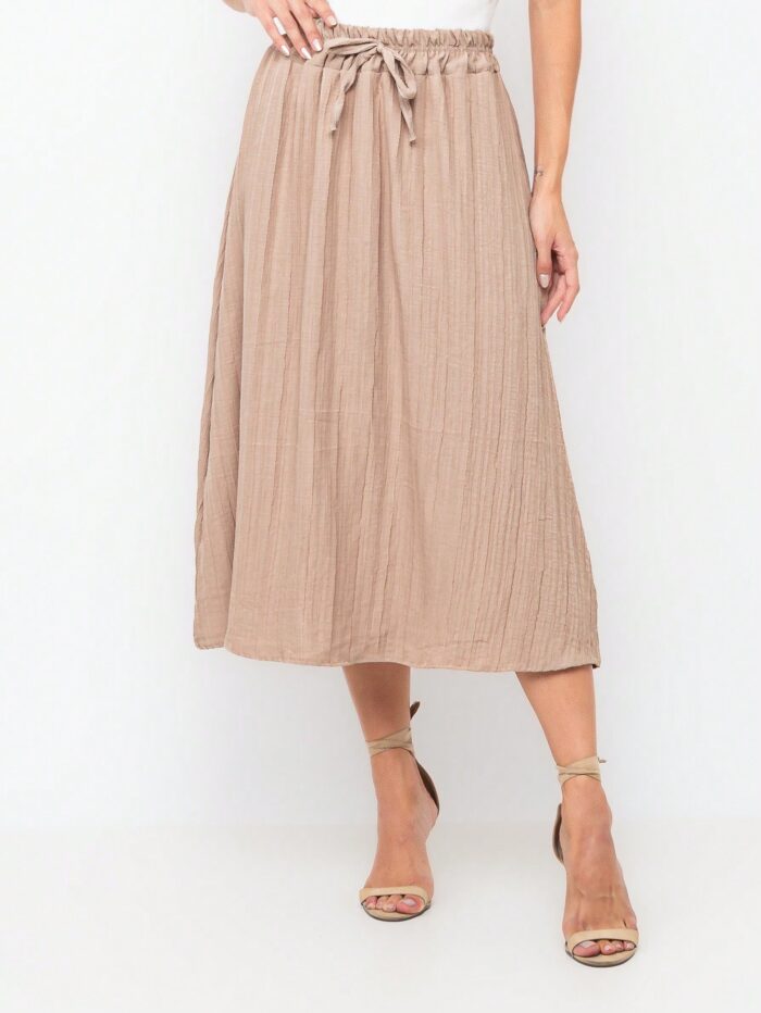 Saia casual Dalila de viscose, formato A e cintura alta. Sem estampa, leve e fresca, com comprimento midi, perfeita para looks confortáveis e versáteis.