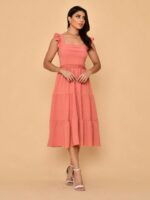 Vestido midi Alana com detalhes de renda na cintura, gola quadrada e tecido flexível. Perfeito para ocasiões que pedem elegância e conforto.
